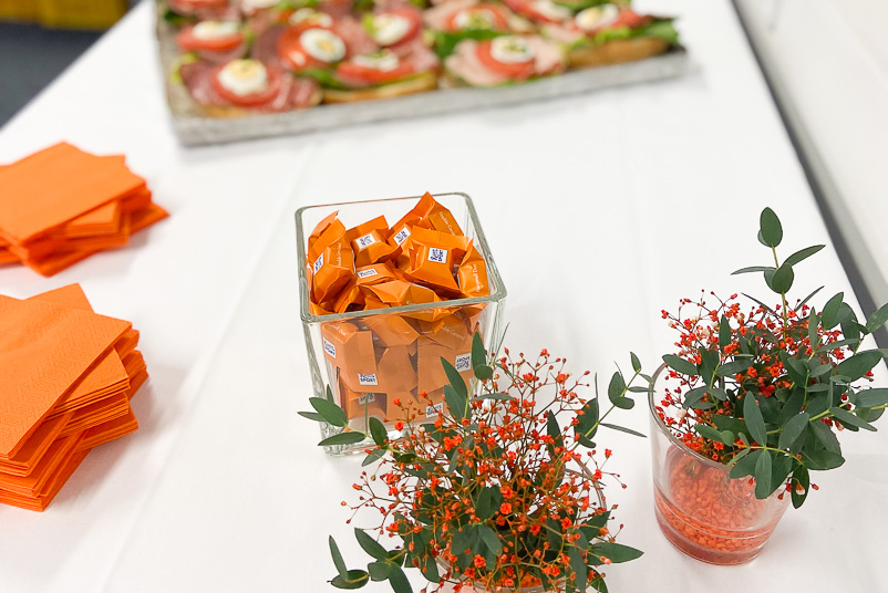 Buffet mit Blumen beim Standorttag in Dachau