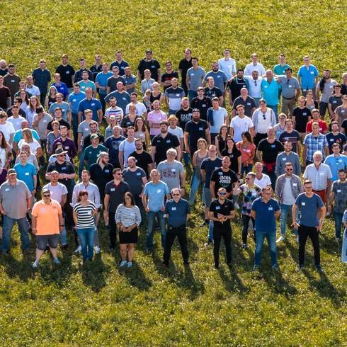 Gruppenfoto der Fachexperten des GxP-Services-Team auf einer Wiese