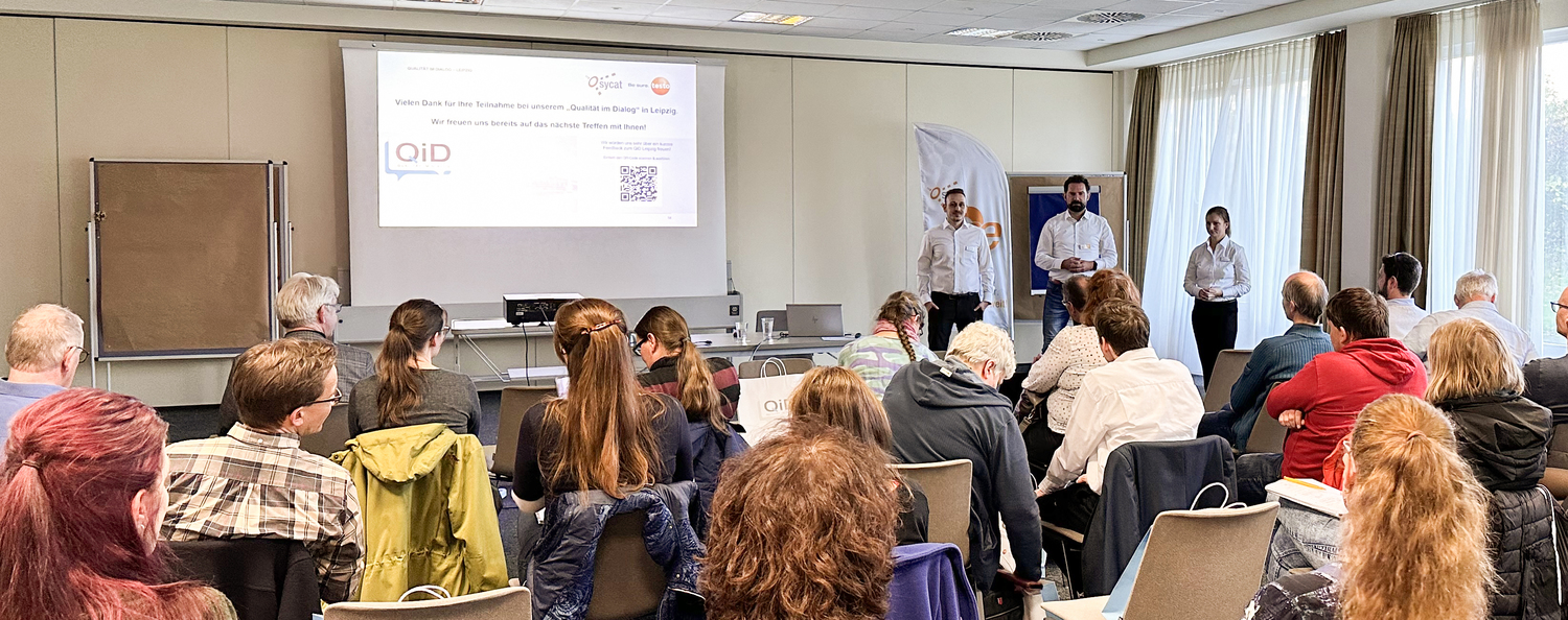 Qualität im Dialog Leipzig 2023 Publikum hört beim Vortrag bei der Veranstaltung Qualität im Dialog in Leipzig zu