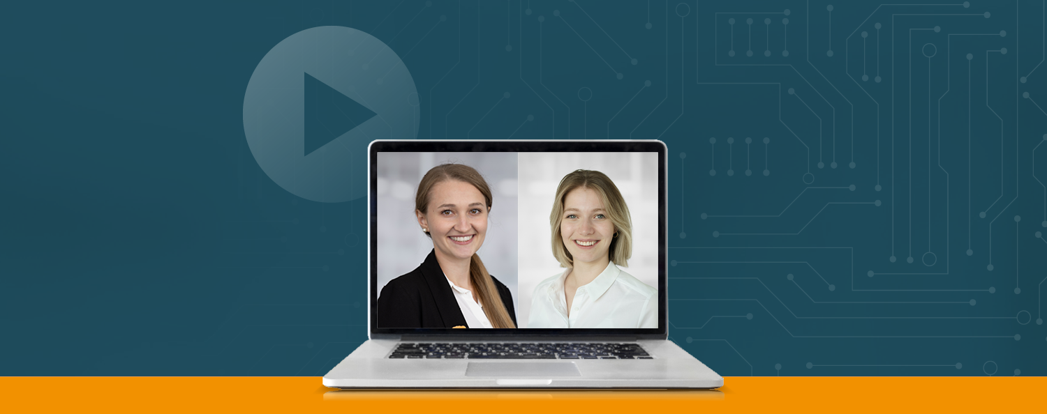 Laptop vor blauem Hintergrund. Auf dem Laptop sieht man die beiden Referentinnen im Portrait.