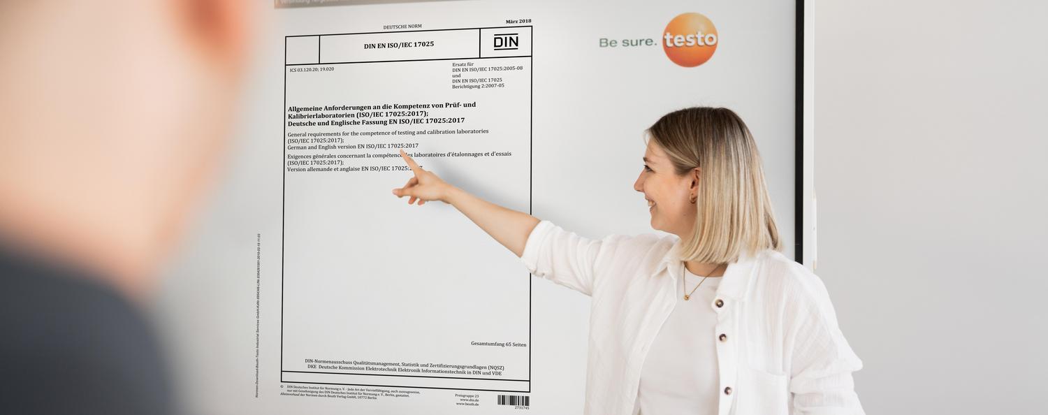 Eine Frau erklärt die Akkreditierungsvorbereitung