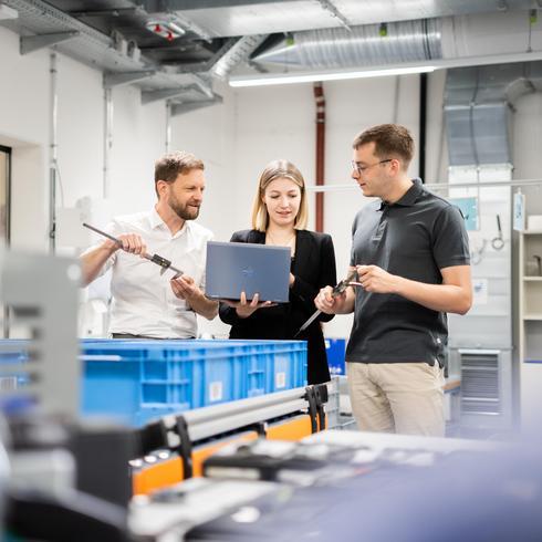 MSA Measurement System Analysis 3 employees are consulting on the topic of MSA