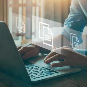 Frau an einem Notebook mit Icons für Dateien, die den Prozess der digitalen Dokumentation symbolisieren