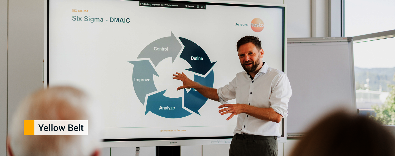 Mann zeit etwas auf einem Bildschirm.