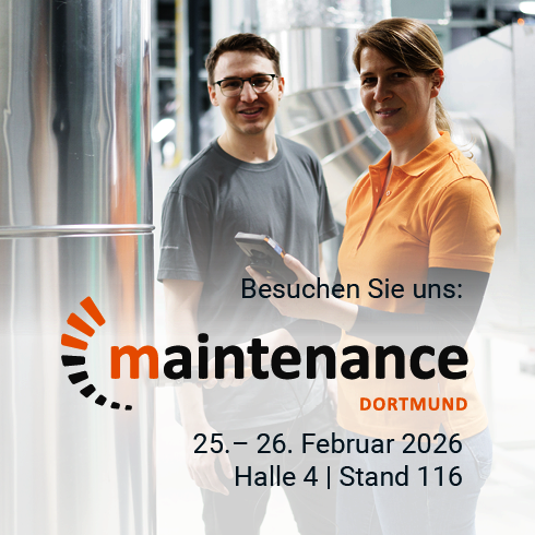 Eine Frau kalibriert vor Ort eine Anlage, im Vordergrund ist das Maintenance-Messe-Logo zu sehen