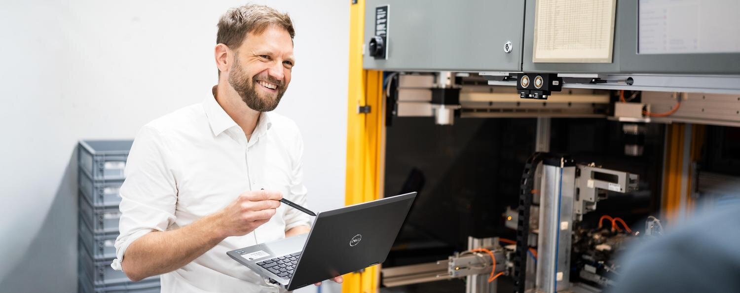 Seminar: VDA Band 5: Wissen kompakt Philipp Jatzkowski zeigt etwas am Laptop