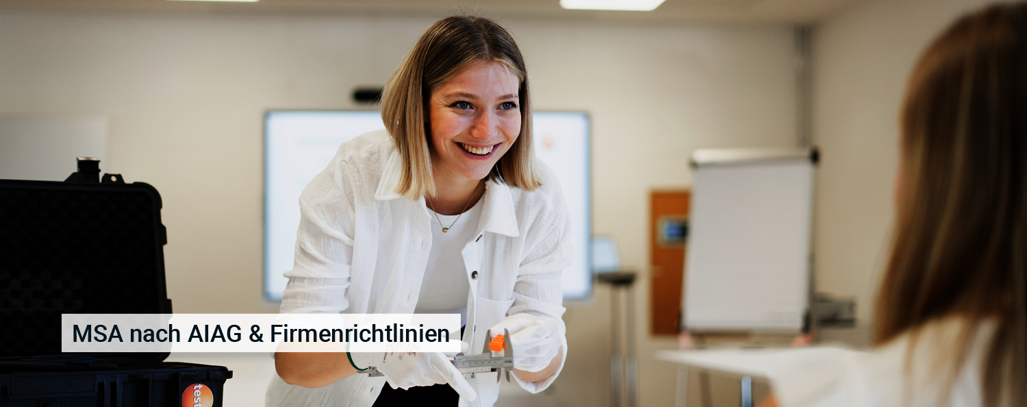 MSA nach AIAG & Firmenrichtlinien Frau zeigt die Anwendung eines Messschiebers