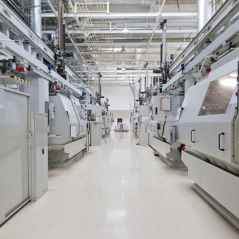 Produktionsbereich mit mehreren CNC Maschinen in einem Medizintechnikunternehmen