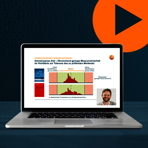 Webinar: Unterschied VDA Band 5 und Bosch Heft 10 – einfach erklärt Laptop mit geöffneter Webinar Folie zur Messunsicherheit und Prozessfähigkeit nach VDA 5 und Foto des Referenten. Hinter dem Laptop ist ein orangener Play Icon auf blauem Hintergrund.