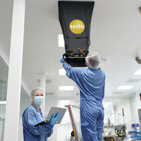 Trägt die Reduzierung der Luftwechselrate in einem Reinraum zur Energieeinsparung bei? Zwei Mitarbeiter von Testo Industrial Services messen die Luftwechselrate in einem Reinraum.