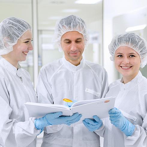 Reinraum Qualitätssicherung Mitarbeitende führen im Reinraum eine Qualitätssicherung durch