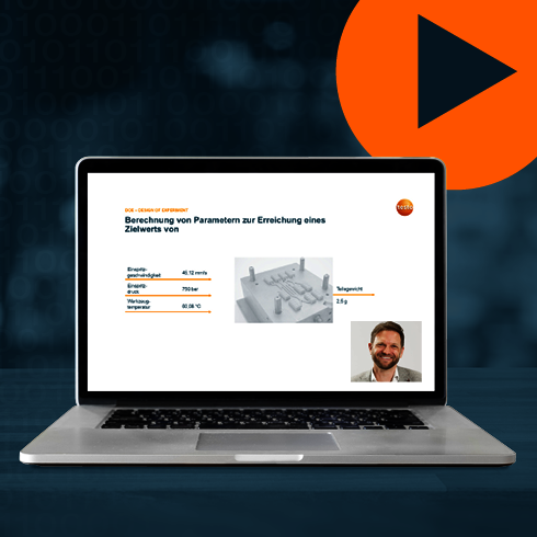 Webinar Prozessoptimierung mittels DoE (Design of Experiment) Screenshot des Webinars mit Foto des Referenten auf dem Bildschirm eines Laptops vor blauem Hintergrund
