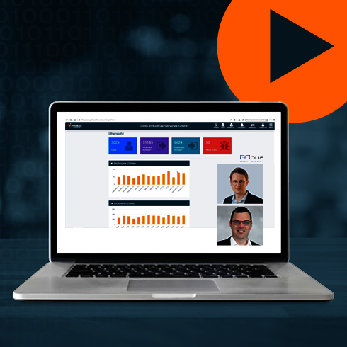 Nahtlose Integration: Prüfmittelmanagement und VDI/VDE-Schnittstelle in SAP mit GOpus Screenshot des Webinars mit Fotos der Referenten auf dem Bildschirm eines Laptops vor blauem Hintergrund