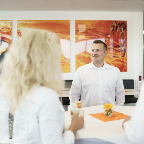 Kundengespräch bei Events Ein Mitarbeiter der Testo Industrial Services spricht mit einen Kunden