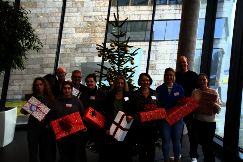 Weihnachtsaktion 2025 Geschenkuebergabe