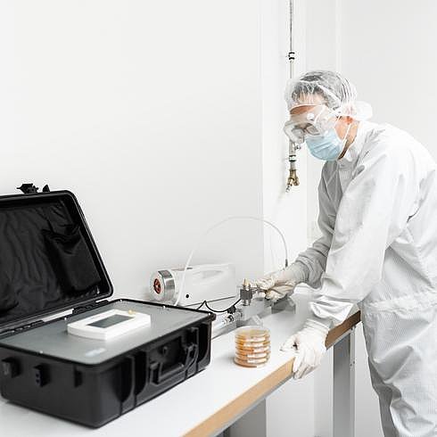 Pharmazeutische Durckgasmessung Mitarbeiter führ in Schutzanzug pharmazeutische Druckgasmessung durch