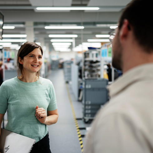Besprechungssituation zwischen zwei Personen im Labor