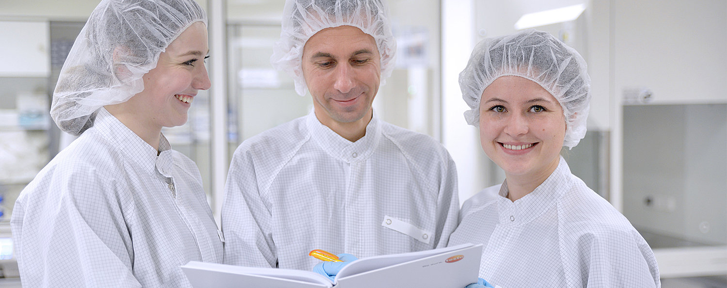 Risikobasierte Qualifizierung Chemische Technik bei Testo Industrial Services Studierende von Testo Industrial Services bei der Durchführung von Qualitätssicherungsdienstleistungen im Reinraum.