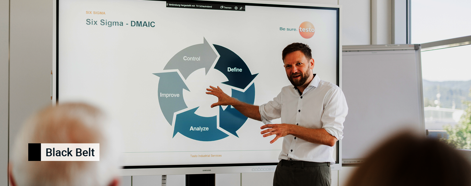 Black Belt Mann referiert einen Vortrag