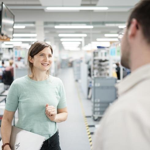 Produkthaftung 2.0 Besprechungssituation zwischen zwei Personen im Labor
