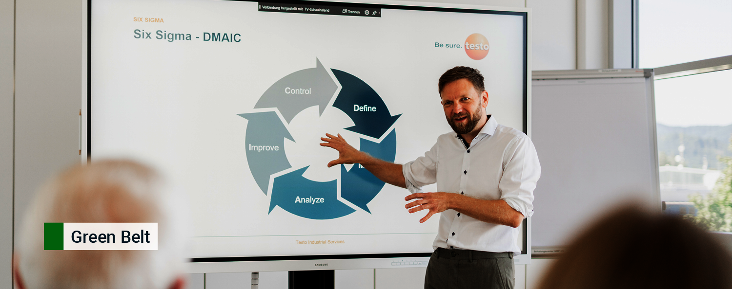 Green Belt Mann referiert einen Vortrag