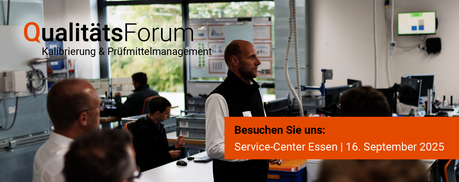 Person im Labor und Angaben zum Qualitätsforum am Service-Center Essen