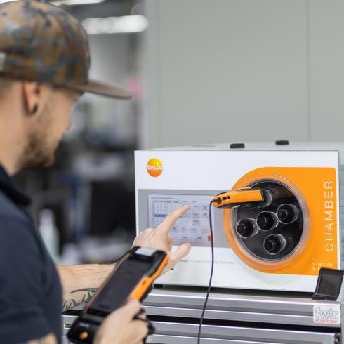 Feuchte-Fibel: Messtechnik und Kalibrierung Mann in Rückansicht kalibriert einen Feuchtesensor in einem Huminator