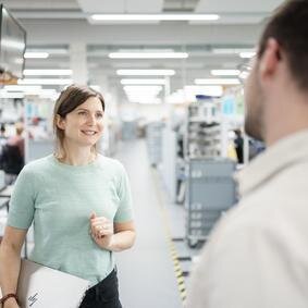 Besprechungssituation zwischen zwei Personen im Labor