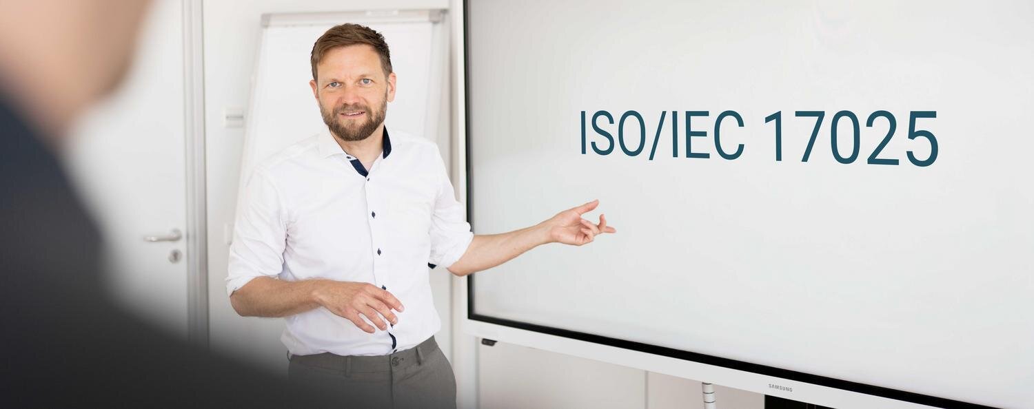 ISO/IEC 17025 Mann zeigt etwas auf einem Bildschirm