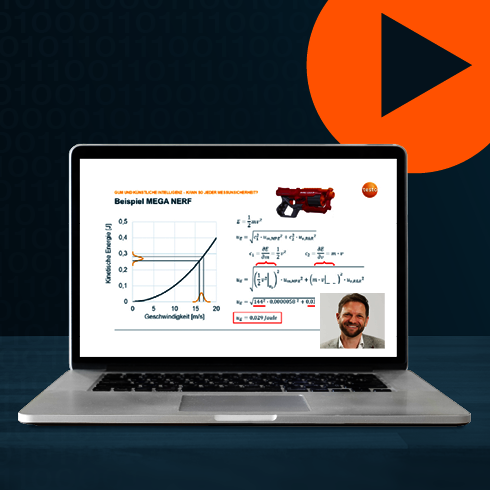 GUM und KI – Kann so jeder Messunsicherheit? Ein Laptop auf dem eine Folie des Webinars abgebildet ist und in der unteren Ecke ein Foto des Sprechers. Im Hintergrund erkennt man einen orangenen Play-Button