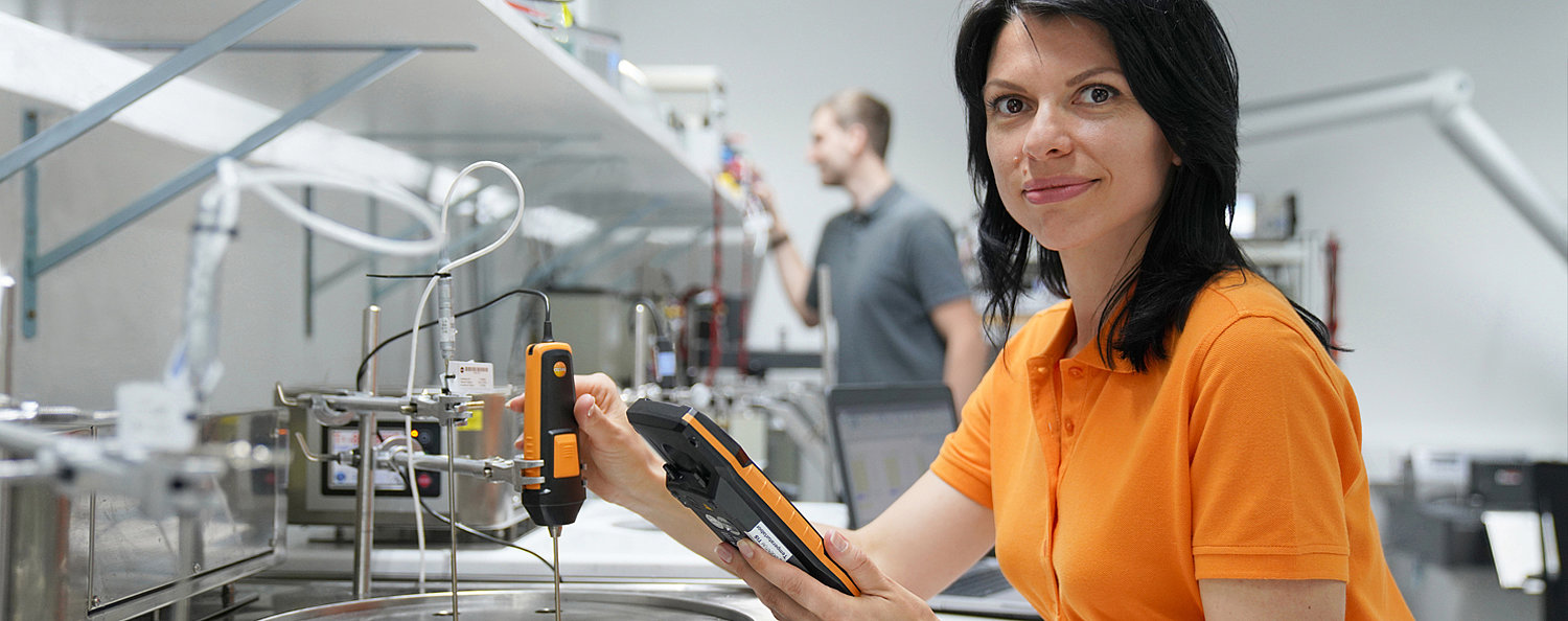 Kalibrierung von Taucheinstechfühler im Thermodynamik-Labor Tauchbecken Kalibrierung von Temperaturmessgeräten im Thermodynamik-Labor