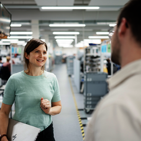 Besprechungssituation zwischen zwei Personen im Labor