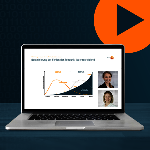 Prüfmittelmanagement: kostenoptimiert, effizient und (trotzdem) auditsicher Laptop mit geöffneter Webinar Folie zu Prüfmittelmanagement und Foto der Referentinnen. Hinter dem Laptop ist ein orangener Play Icon auf blauem Hintergrund.