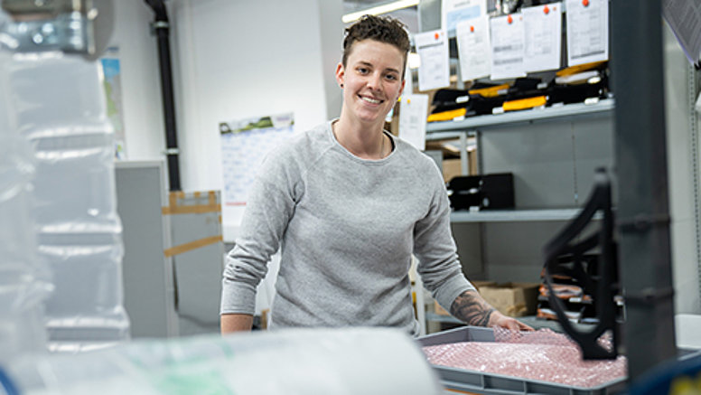 Vanessa K. unsere Teamleiterin in der Logistik lächelt in die Kamera.