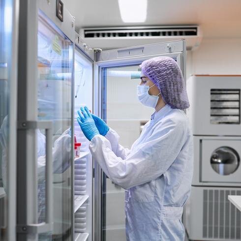 Ein Techniker führt eine Temperaturverteilungsmessung in einem Tiefkühlschrank durch, der zur Lagerung von pharmazeutischen Produkten eingesetzt wird. Temperaturverteilungsmessung in einem Tiefkühlschrank