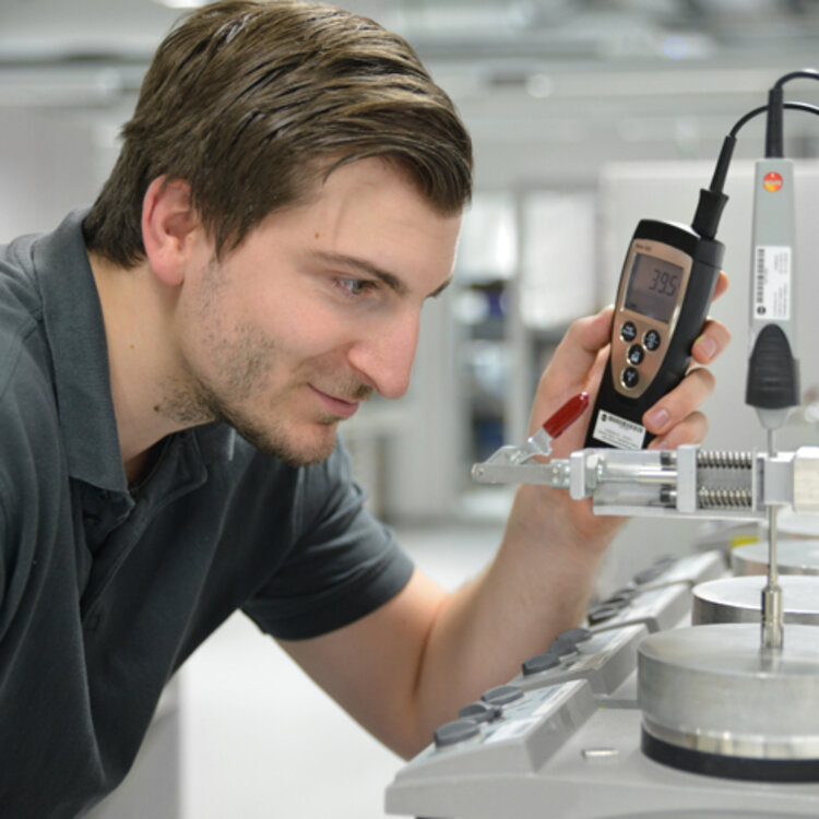 Ein Mann kalibriert einen Oberflächenfühler bei der Testo Industrial Services GmbH Laborkalibrierung eines Oberflächenfühlers