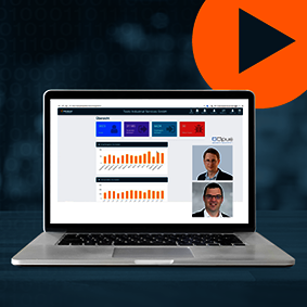 Screenshot des Webinars mit Fotos der Referenten auf dem Bildschirm eines Laptops vor blauem Hintergrund