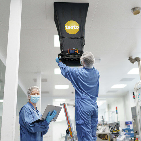 Zwei Mitarbeiter von Testo Industrial Services messen die Luftwechselrate in einem Reinraum.